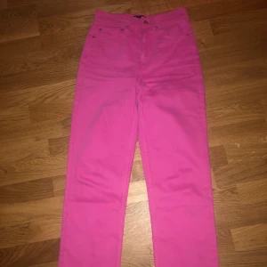 Rosa raka jeans - Rosa raka jeans köpta på Asos för någom månad sen. Använda en gång så skick som nya! Sjukt coola men trivs inte riktigt i dem. Strl 26/32 som motsvarar S ungefär. 