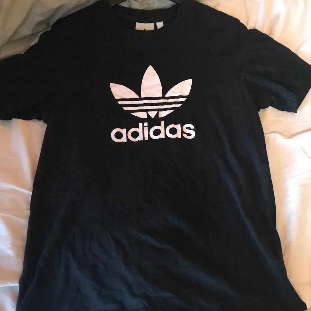 En vanlig svart adidas t-shirt i man storlek. Köpare står för frakt❤️. T-shirts.