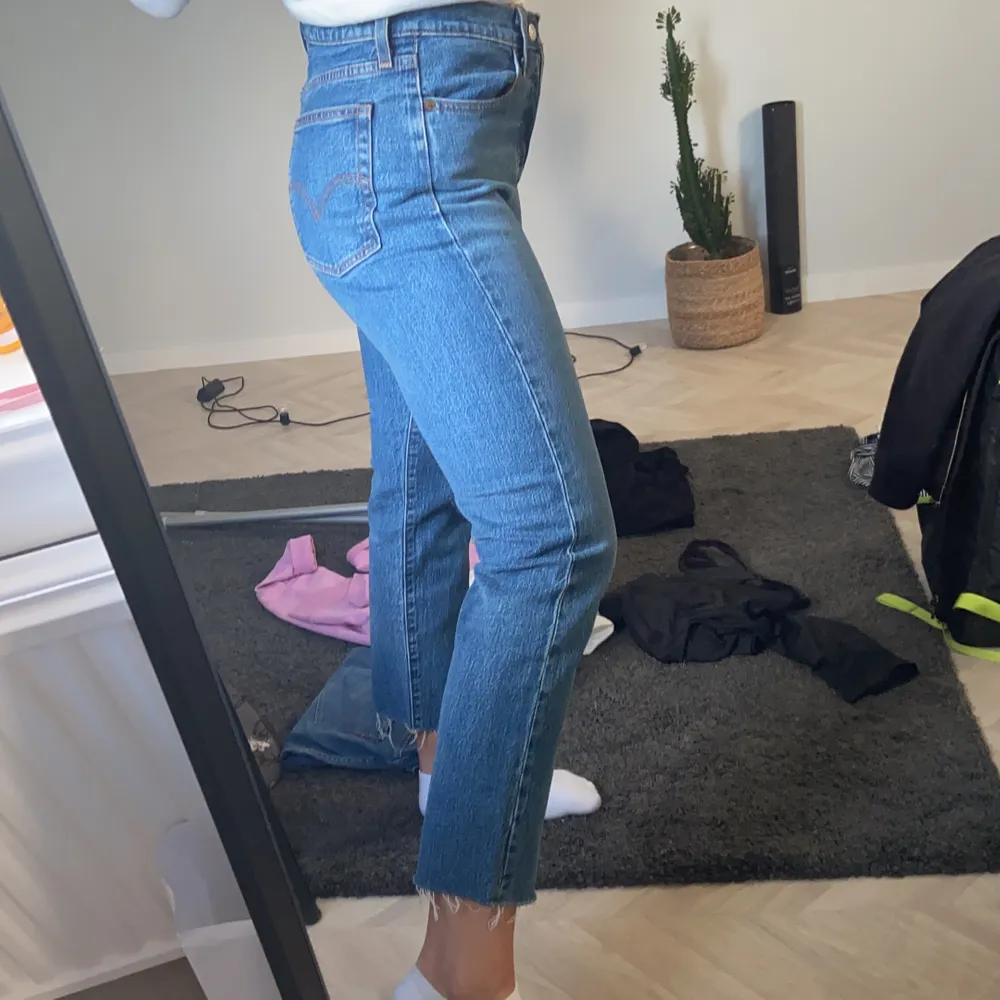 Levis jeans WEDGIE STRAIGHT . Dom är som nya då de knappt är använda. Nypris 1200kr. Jeans & Byxor.