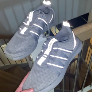 ADIDAS SKOR - Knappt använda skitsnygga gråa adidasskor! Fick dom i present men dom va lite för stora och jag växte aldrig i dom:)