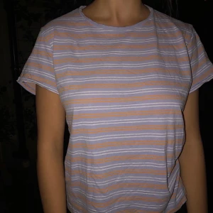 Randig t-shirt från Weekday - Den kanske skönaste tröjan som gjorts? Och så snygg. Tyvärr är jag dålig på att använda randigt så den är nog använd 2 gånger? Från weekday! Går i lila, orange och vit. Köpare står för frakt. 