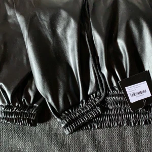 Helt oanvända byxor - Skinn imiterade byxor jätte sköna men en anning för små för mig, ordinarie pris 349:-