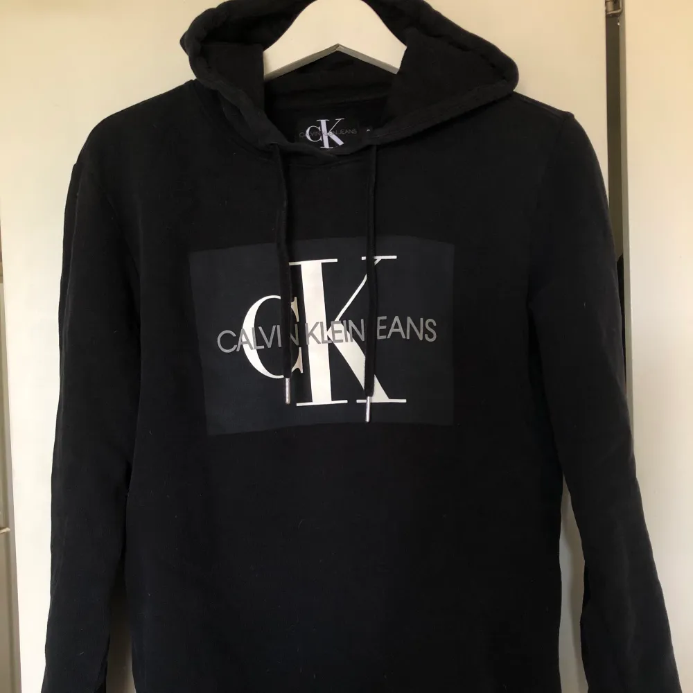 Calvin Klein hoodie i bra skick, frakt tillkommer, betalas av köparen ( mellan 79kr och 105kr beroende på vad plagget får plats i) . Hoodies.