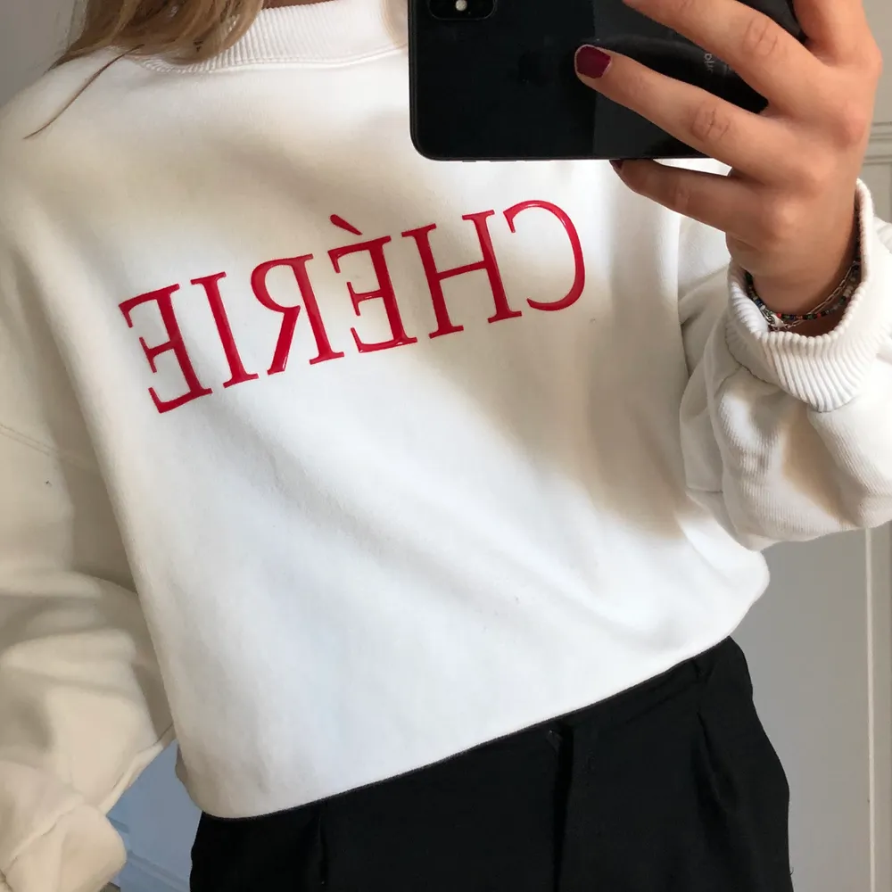 Vit Sweatshirt från H&M. Sparsamt använd. . Tröjor & Koftor.