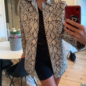 Kavaj i ormskinn - En oversize kavaj i orm-mönster. Supersnygg både till vardags och fest! 