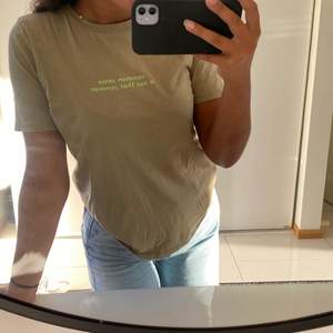 Super fet t-shirt från Gina Tricot med en neon text! Pris kan alltid diskuteras (köparen står för frakten)