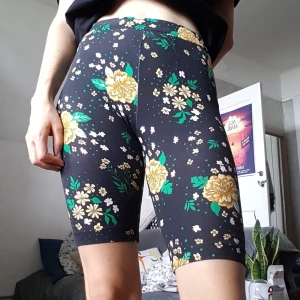 Mönstrade cykelbyxor - Säljer dessa blommiga cykelbyxor köpta på monki typ ett år sen. Bara provat dem men de visade sig inte riktigt vara min stil, dock jättebekväma och sitter perfekt! 💫