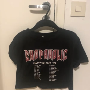 Svart croppad tee - Jättefin croppad tee, använd sparsamt 💕