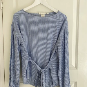 Randig blus - Randig blus ifrån H&M med knyte i midjan.