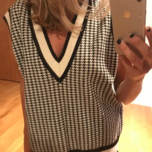 Jättemysig väst från Zara!! Passar till väldigt mycket!💖💖 - Den är i strl M men går att vika upp och lägger sig väldigt fint över kjolar och jeans. Endast använd ett fåtal gånger:)