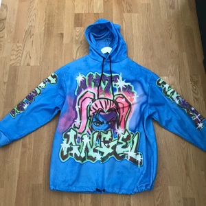Oversized hoodie köpt för 629kr - Jag säljer denna hoodie som jag fick i födelsedagspresent.Jag vill sälja den då den sitter för stort på mig,aldrig använd den.Inga fläckar och bra kvalite.Den är köpt på hemsidan Zalando för 629 kr och säljer den för 450kr!!😁💕
