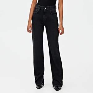 superduper fina jeans med slits från pull&bear i storlek 34 , som tyvärr var för små för mig så måste sälja dem😿 frakt 63kr💕