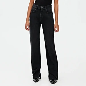 svarta jeans med slits pull&bear - superduper fina jeans med slits från pull&bear i storlek 34 , som tyvärr var för små för mig så måste sälja dem😿 frakt 63kr💕