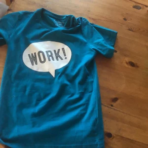 T-shirt texten WORK - Mörkturkos blå grön färg ascool färg!