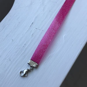 Glittrig choker - Rosa, glittrig choker. Oanvänd. Priset är inkl frakt.