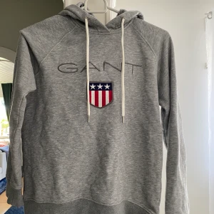 Gant tröja xs - Grå hoodie från gant i storlek xs. Knappt använd. Kom med bud eller förslag på pris