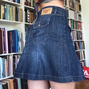 Snygg 90-talskjol - Skitsnygg lågmidjad kjol i riktigt y2k-stuk och snygga detaljer! I en strl 36 men passar 38 också och möjligtvis en liten 40❤️ FRI FRAKT :) LÄS INFO-INLÄGG!