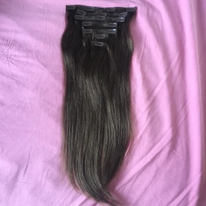 Äkta Löshår från RoS  - 50cm långt mörk brunt äkta clip-on löshår, köpt från en Rapunzel of Sweden butik i Göteborg för 1250kr. Använt löshåret 3ggr och lockat det en av dem gångerna. Tvättat 2ggr. Säljer håret eftersom jag nu är blond. (Bild 3: med håret isatt)