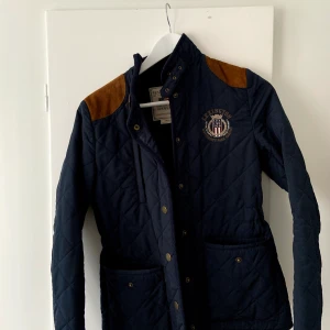 Lexington Jacka - Jag säljer min jacka då jag sällan använder den. Den är i storkek S och i fint skick. Jag köpte den för 1200kr nypris. Den kommer inte till användning därav priset 💕Köparen står för leverans 