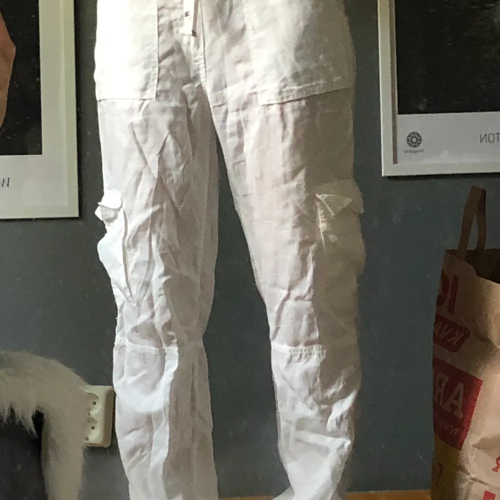 ett bar vita byxor i bra skick , nästan aldrig använda och är ganska genomskinliga . strolek 36 från lindex. Jeans & Byxor.