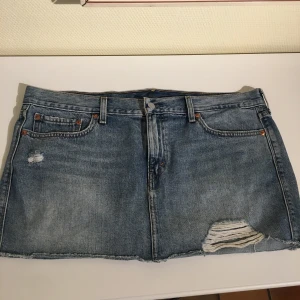 Levi’s jeanskjol XL - Oanvänd jeanskjol från Levi’s. Köpare står för frakt.