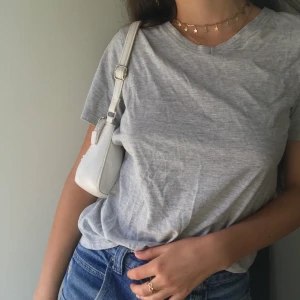 Grå v-ringad t-shirt - Basic grå v-ringad t-shirt. Passar så bra till allt🤩 Barnstorlek 146-152, jag har XS men passar säker en S också!💓 möts i slussen eller fraktar för 22kr🎁