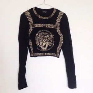  - ⚫️ Svart magtröja med detaljer i guld från Top Shop. Frakt tillkommer eller så kan jag mötas upp i Stockholm 🐅
