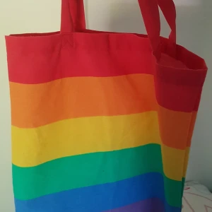 Färgglad Totebag   - Söt ny tygävska med regnbåge mönster som kan användas som shoppingväska eller till vardags. Ca 40x30 cm. Frakt 11 kr Kan brodera ditt namn på men då kostar det 30kr extra :)