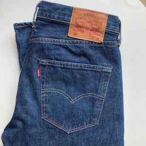 Jeans Levis 501 - Knappt använda Levis 501, strl W31 L30. Budgivning startar vid 200kr, frakt tillkommer & betalas av köparen. 