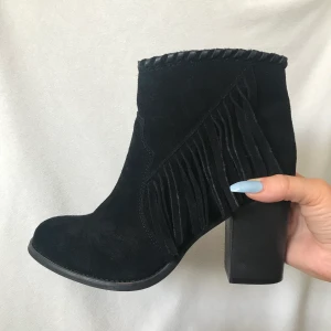 Svarta mocka klackar, din sko, strl 39 - Oanvända! Äkta mocka. Ca 8-9cm klack. Provade i butik. Strl 39 men små i storleken! har man 38 kan man absolut fylla ut skon med en sula🤗