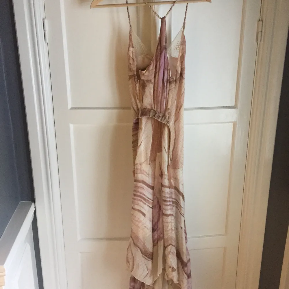 The most beautiful R.Cavalli dress in soft colors .perfekt for summer festivities and much more. Worn 1. Conditions as new. Silk.. Klänningar.