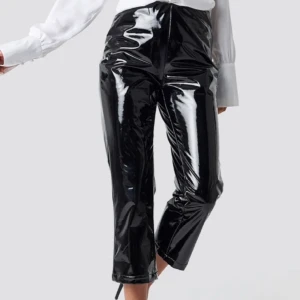 Lackbyxor från nakd - Lackbyxor från nakd, storlek 36(passar även mig som egentligen har 34), aldrig använda. I priset ingår frakt, 279kr 🥰 korta i modellen. 