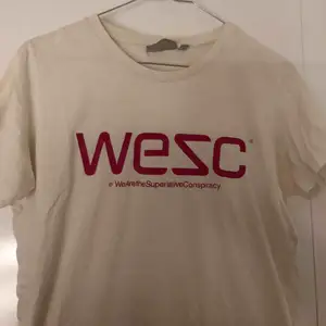 Snygg vit t-shirt från Wesc, använd fåtal gånger🌟 köparen betalar frakten😊