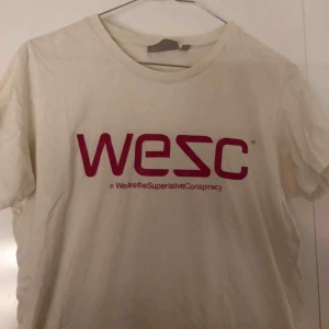 - Snygg vit t-shirt från Wesc, använd fåtal gånger🌟 köparen betalar frakten😊