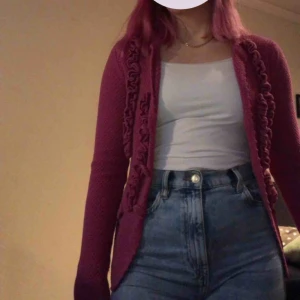 Odd Molly kofta  - Rosa stickad kofta från Odd Molly, ny pris 1 800kr. Storlek 1 vilket motsvarar S. Fint skick. Köparen står för eventuell frakt (66kr), eller så möts vi upp i Gävle.