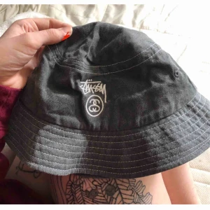  - Stussy buckethat använd 1-2 ggr. Frakt tillkommer och kommer INTE skicka bilder när jag har på mig den🐸