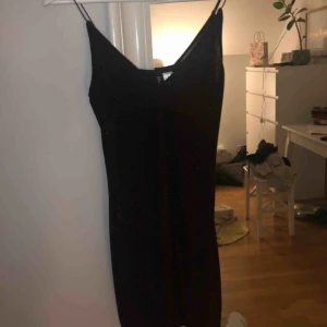  - Storlek 38 men väldigt stretchig och passar därför mindre och större storlek. Själv är jag storlek 36 och den passar utmärkt. Klänningen är svart med rött glitter och klänningen är tajt. Den har en V-ringning 
