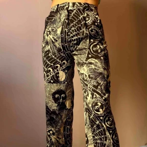  - Jättefina silkesbyxor! Funkar både till vardags och fest🤩 knappt använda, väldigt bra skick!🖤