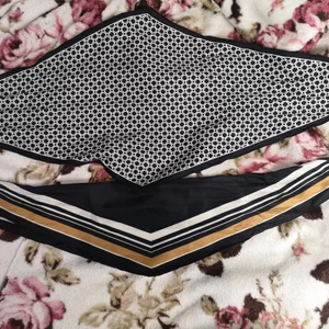 Silky scarfs - Fina scarfs i olika mönster i mjukt och silkigt tyg! Knappt använd. 50 kr för båda. 