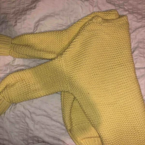  - Väldigt söt grovstickad supefin gul färg inköpt från Gina för längesedan men i sååååså fint skick och skönt material💛💛💛💛