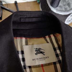 Burberry trenchcoat - Burberry trenchcoat i bra skick. Inga skador. Jag är 180cm