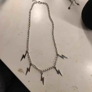  - 120kr inkl frakt Säljer nu mitt superfina blixthalsband passar t allt💛💛