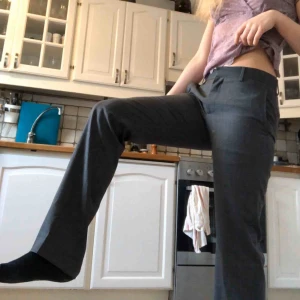  - Snygga grå kostymbyxor med ett diskret rutigt mönster! Går ner över skorna lite på mig som är 169 cm men är inte supervida!☺️