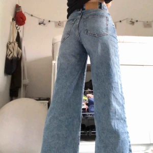 - Ett par as snygga blå vida jeans från Pull & bear. De har tyvärr blivit för små för mig. Jättefint sick och jätte bekväma. Jag är 170 cm🥰