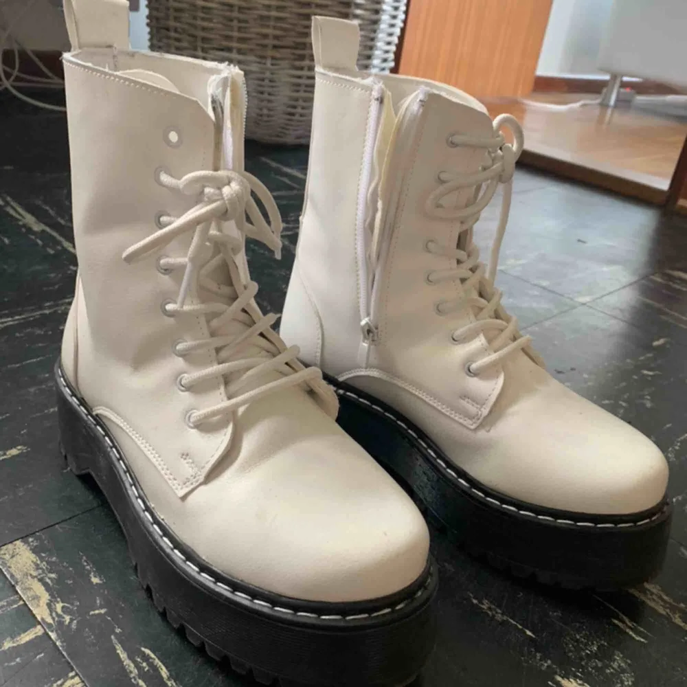 Snygga vita boots som endast är använda en gång! 💕💕. Skor.