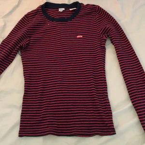 Levis långärmad t-shirt - Andvänd en gång köpt för 300kr på Levis. Den är stor i storleken så funkar till och med som S. betalning sker genom swich kommentera vid intresse.