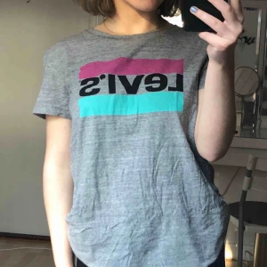  - Grå Levi’s T-shirt! Använd fåtal gånger men är fortfarande i nyskick. Säljer pga att jag inte får användning av den.