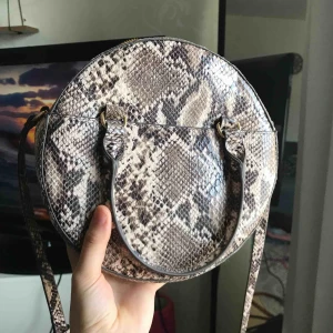  - Super snygg väska i fejk läder ! Var mycket populär💕🎀Passa på då den är slutsåld ! 