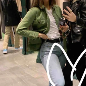 Miltär jacka - Jag säljer min fina gröna jacka som passar perfekt till våren Använd få tal gånger 9/10 i skick  Passar XSS/XS