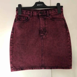  - Röd/lila jeanskjol från Monki i strl 36, dock inte så stretchig så passar nog en liten 36 eller en 34! Frakt tillkommer💞